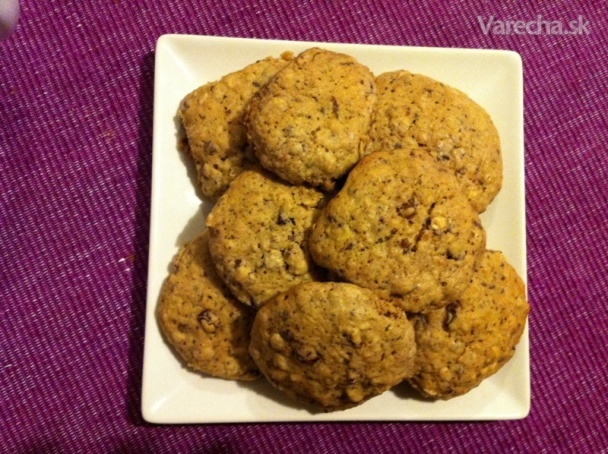 Cookies z ovsených vločiek s kúskami čokolády, orieškov a hrozienok