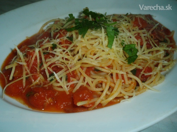 Špagety so slaninou a paradajkami