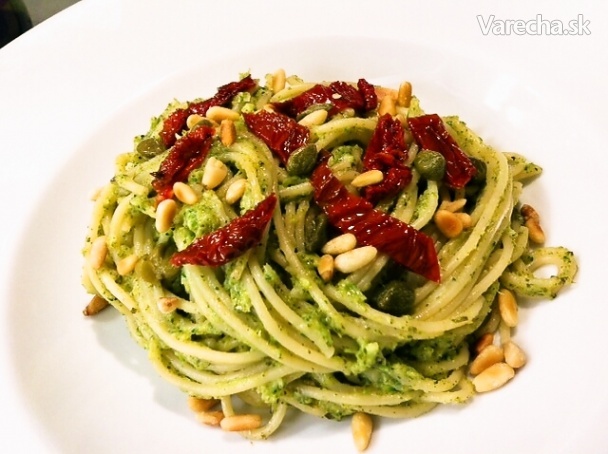 Špagety s brokolicou a píniovými orieškami (fotorecept)