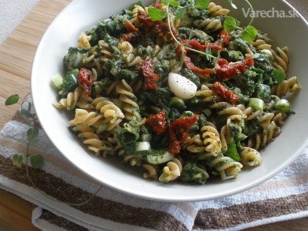 Špenátové fusilli s jarnou cibuľkou a syrom