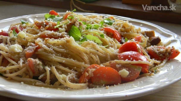 Špagety s cherry paradajkami, orechmi a pecorinom