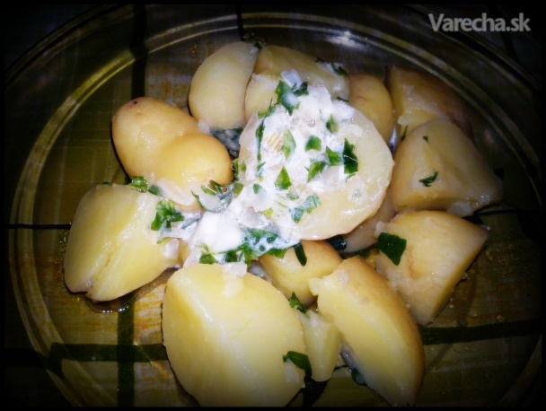 Jarné zemiaky s petržlenovým maslom
