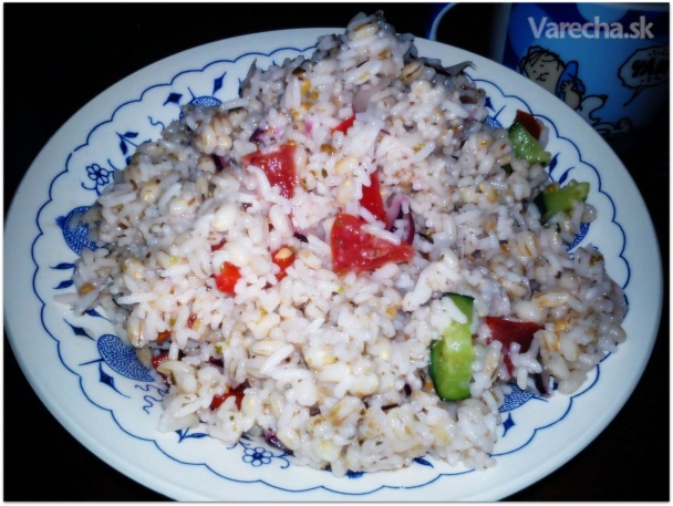 Šalát z ryže, jačmenných krúpov a zeleniny