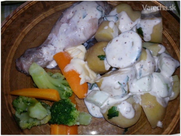 Kuracie stehienko so zemiakmi a zeleninou