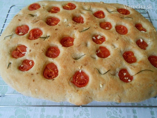 Pizzový chlieb s cherry paradajkami a rozmarínom