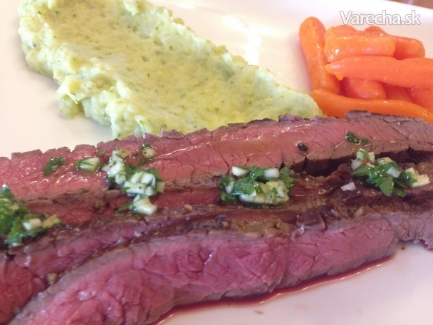 Flank steak s bylinkovým olejom a zemiakovo-brokolicovým pyré