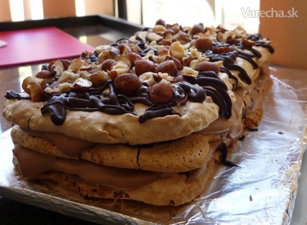 Recept - Bielková torta s lieskovými orieškami a čokoládou
