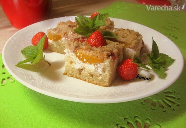 Recept - Jednoduchý hrnčekový ovocný koláč s tvarohom a posýpkou 