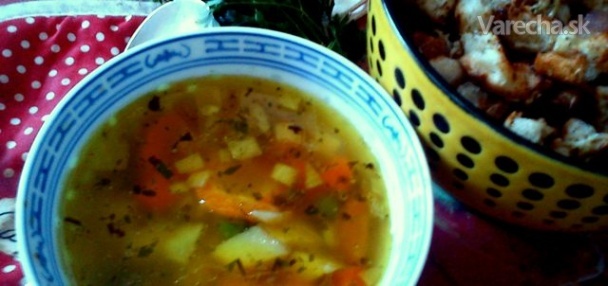 Bylinkovo-zeleninová polievka so syrovými krutónmi