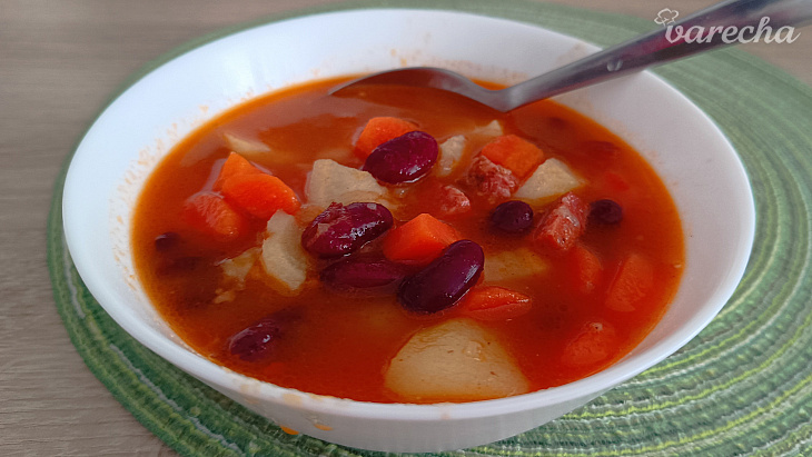 Zeleninová polievka s fazuľou z konzervy