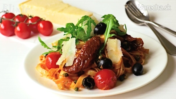 Tagliatelle s paradajkovou omáčkou, olivami a kaparami