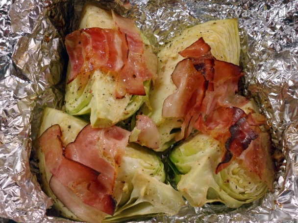 Recept - Pečená kapusta s parmezánom a slaninou