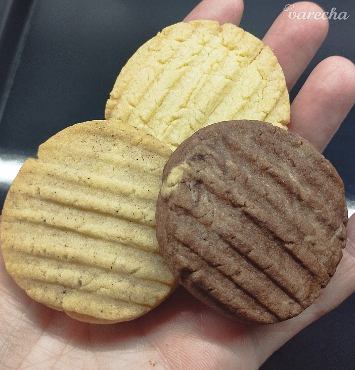 Trojfarebné sušienky ku káve (fotorecept)