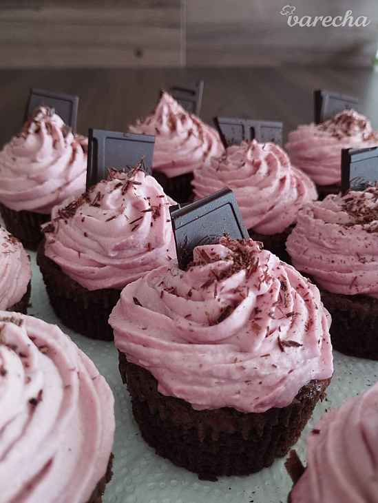 Brownie cupcakes s malinovým krémom