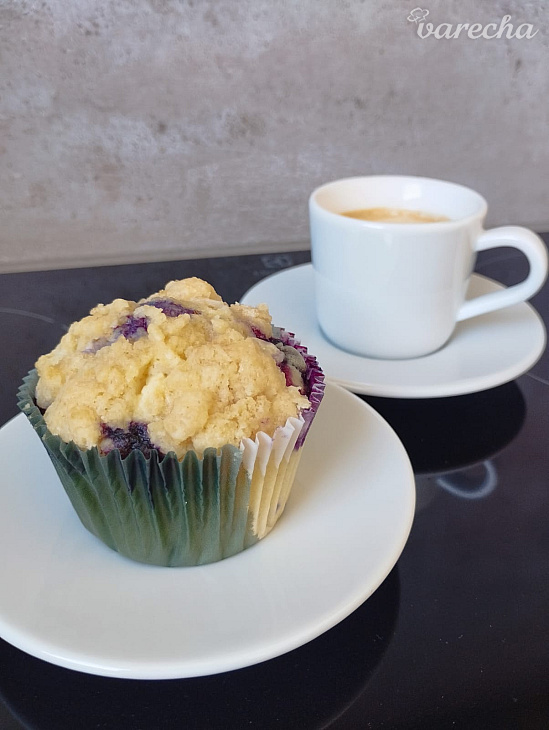 Čučoriedkové muffiny s bielou čokoládou a mrveničkou