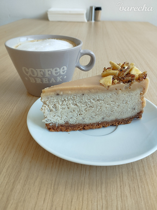 Banánový cheesecake s karamelom