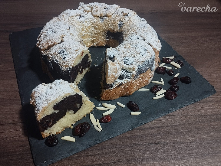 Bábovka s brusnicami, rumom a mandľami podľa...