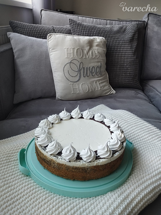 Makový cheesecake s polevou z kyslej smotany