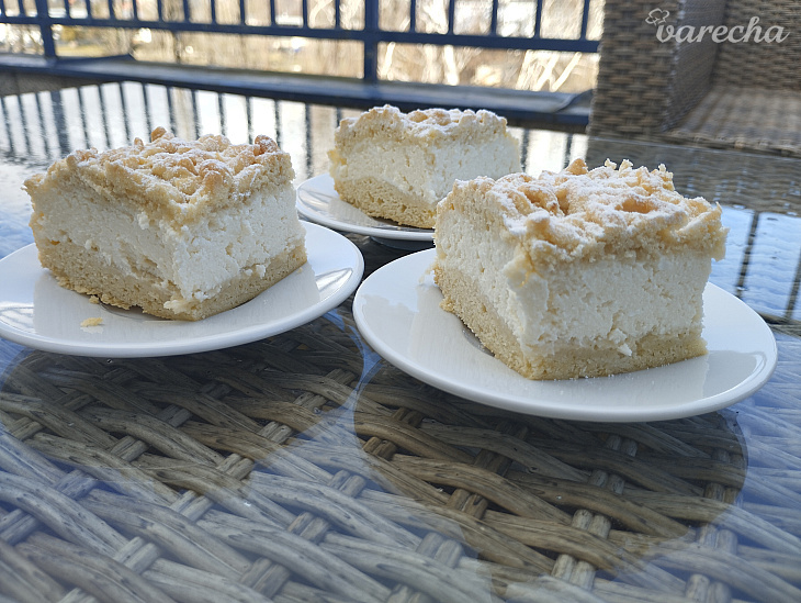 Svieži strúhaný tvarohový koláč s citrónovou kôrou (fotorecept)