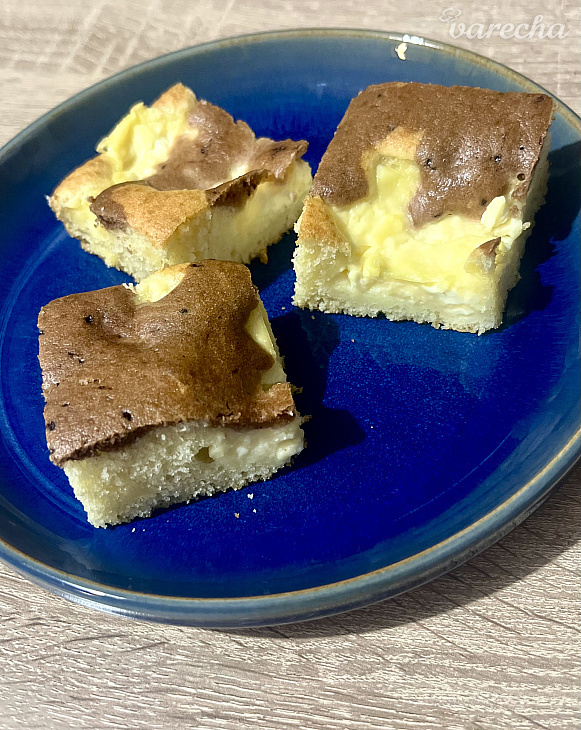 Lenivý hrnčekový tvarohový koláč 