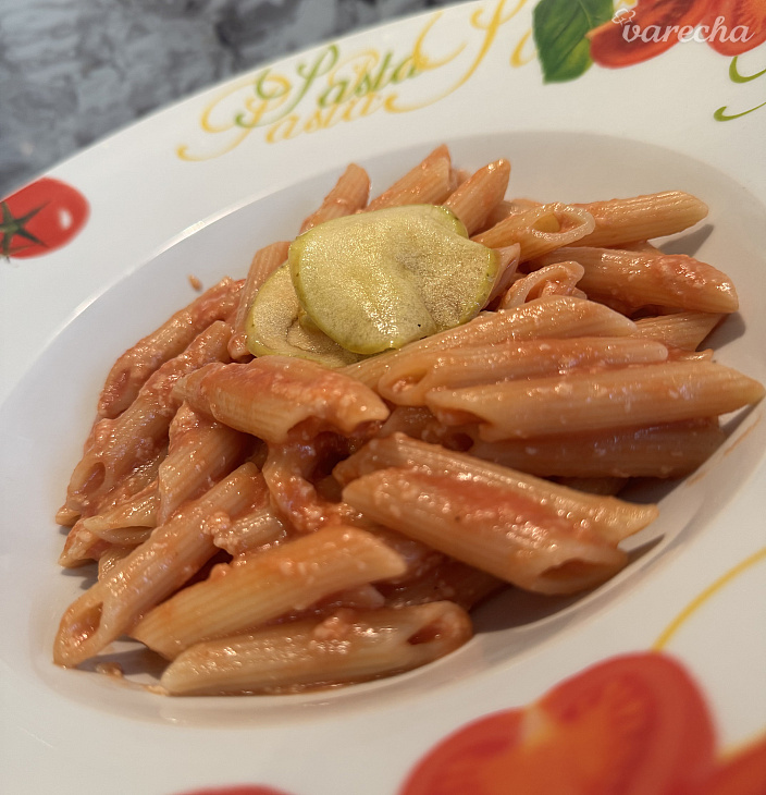 Cestoviny s paradajkovou omáčkou a jablkom na mede 