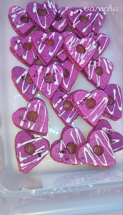 Ružové linecké koláčiky s dračím ovocím