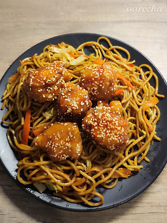 Chrumkavé čínske kura v medovej omáčke s opekanými rezancami