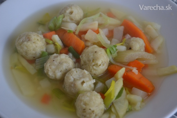 Zeleninová polievka s drožďovými knedličkami (fotorecept)