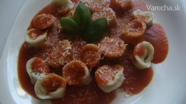 Domáce torteliny v paradajkovej omáčke s parmezánom a bazalkou (fotorecept)