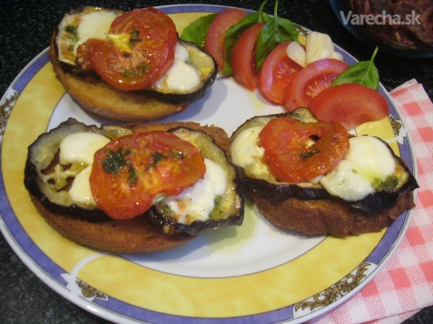Grilovaný baklažán a paradajka na hrianke (fotorecept)