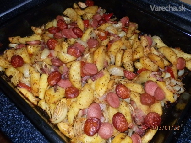 Pečené zemiaky s klobáskami, slaninkou a zeleninou