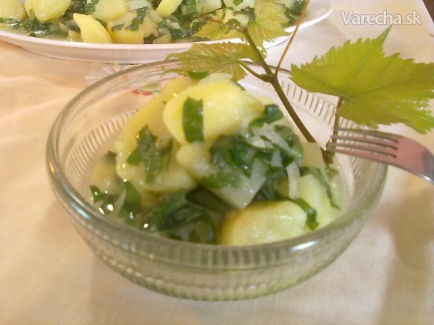 Svieži zemiakový šalát s mladými listami hrozna a púpavy (fotorecept)