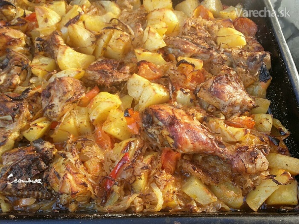 Zapečené zemiaky s kuracím mäsom a kyslou kapustou (fotorecept)