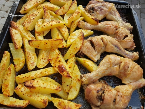 Pečené cibuľovo-cesnakové zemiaky s kuracími stehnami a domácou tatárkou (fotorecept)