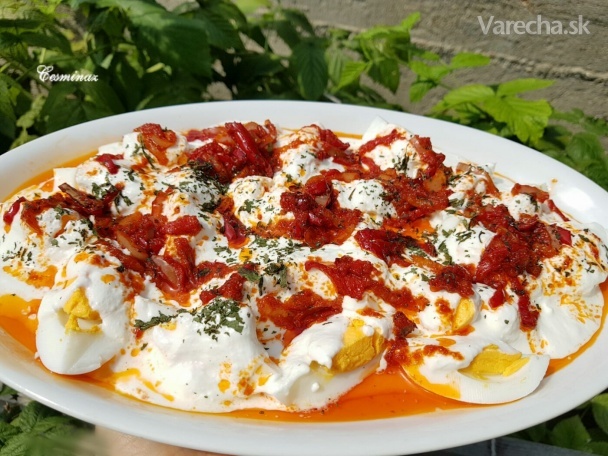 Vajíčka s cesnakovým jogurtom a paprikovo-paradajkovým maslom (fotorecept)