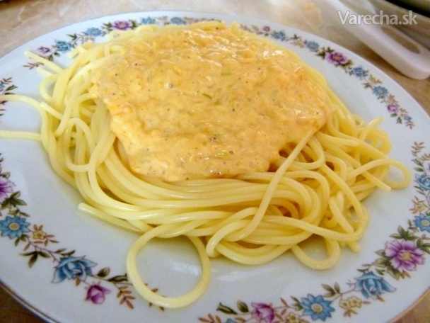 Špagety s cuketovo-syrovou omáčkou