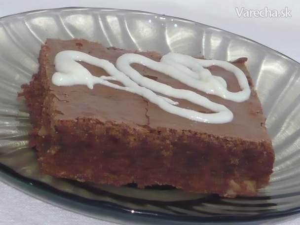 Fantastický čoko-koláč s orechami a bielou čokoládou (fotorecept)