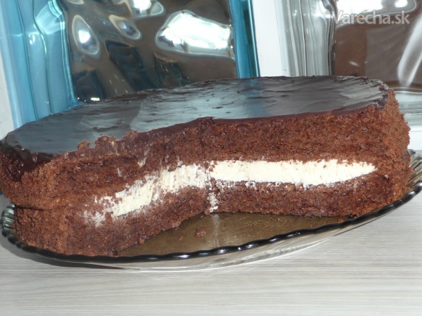 Čokoládovo-orechová torta s jogurtovým krémom (fotorecept)