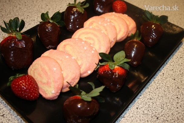 Sladká Valentínska roláda a čokoladové fondue s jahodami (fotorecept) 
