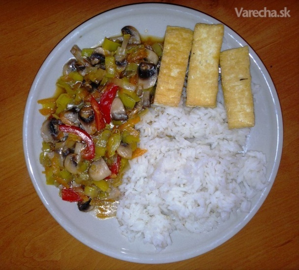 Dusená zelenina s tofu a ryžou