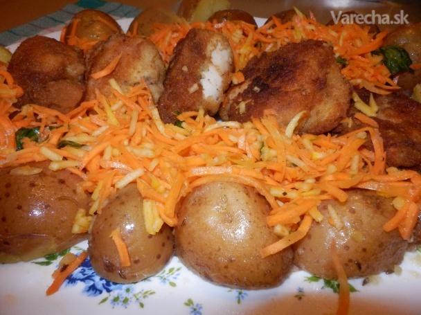 Vyprážané kura s mrkvovým šalátom (fotorecept)