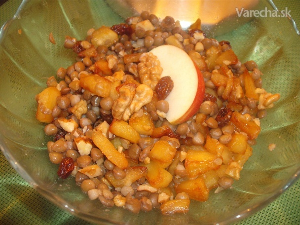 Šošovicový šalát s karamelovým jablkom, hrozienkami a orechami (fotorecept)