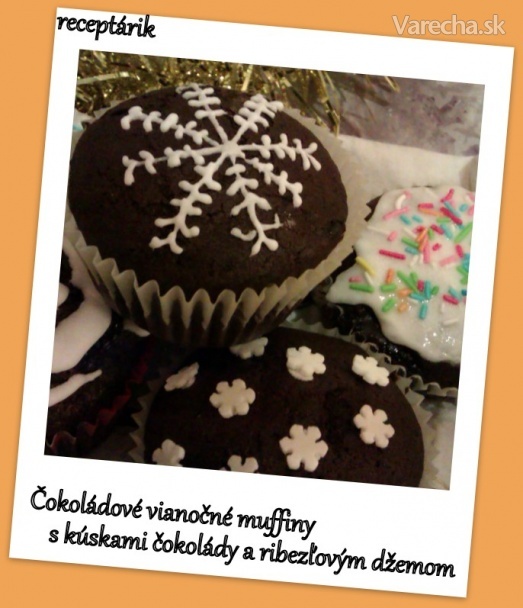 Čokoládové vianočné muffiny s kúskami čokolády a ribezľovým džemom