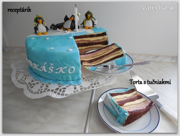 Narodeninová torta s ovocnou plnkou a tučniakmi