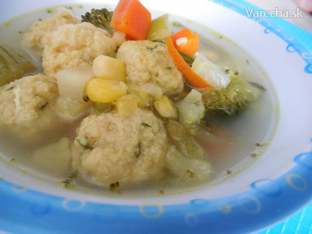Zeleninová polievka s drožďovými guličkami