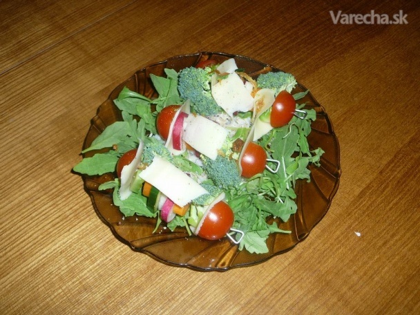 Zdravé zeleninové špízy so syrom