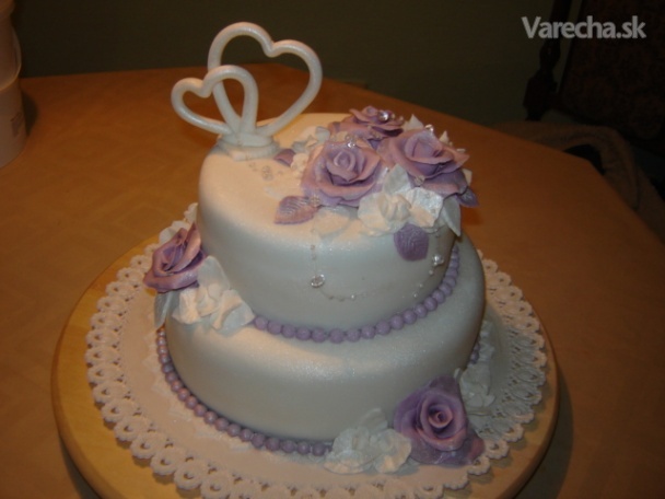 Svadobná torta vo fialovom