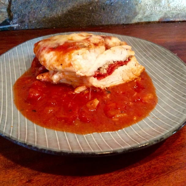 Plnené kuracie prsia pečené v paradajkovej omáčke s mozzarellou (fotorecept) 