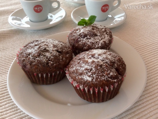 Čokoládovo-banánové muffiny s višňami