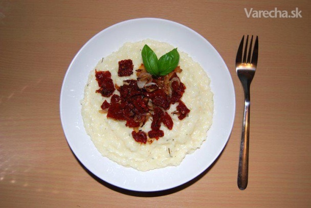 Zelerovo-syrové risotto na víne so sušenými paradajkami a skaramelizovanou cibuľkou